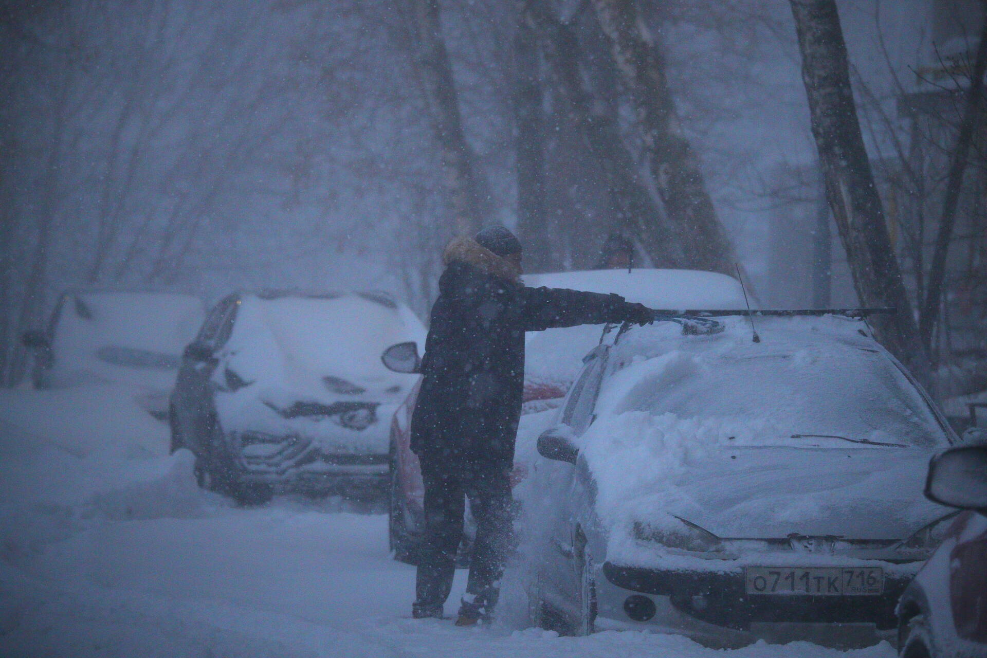 Юрист объяснил, что делать, когда в машину прилетел снег с другого автомобиля