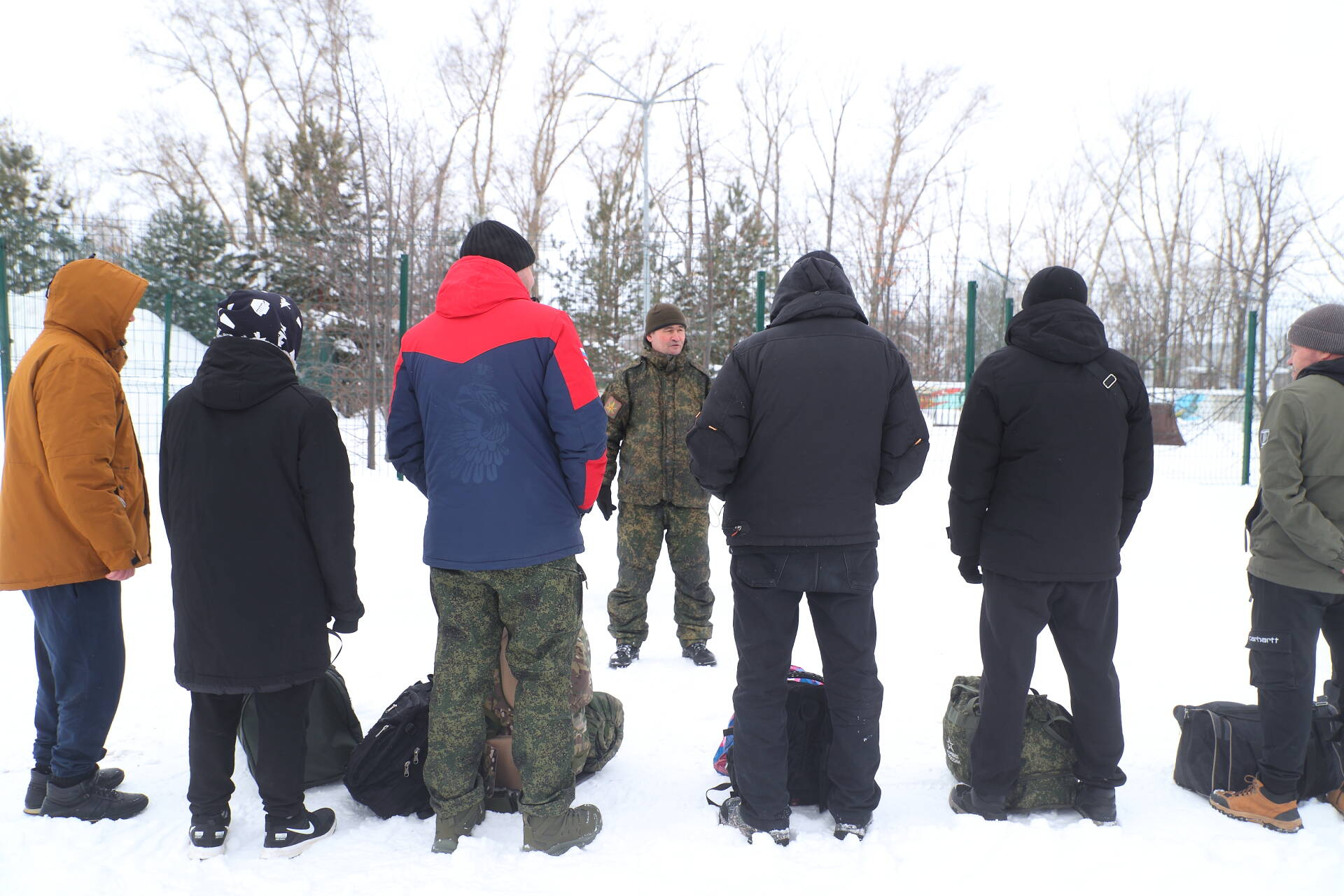 Подписавшие контракт с Минобороны РФ отправились из Казани на обучение в военные части