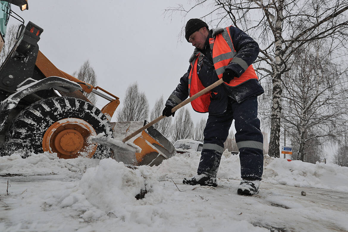 «За четыре часа ни одного дворника!»: Метшин раскритиковал уборку снега во дворах Казани