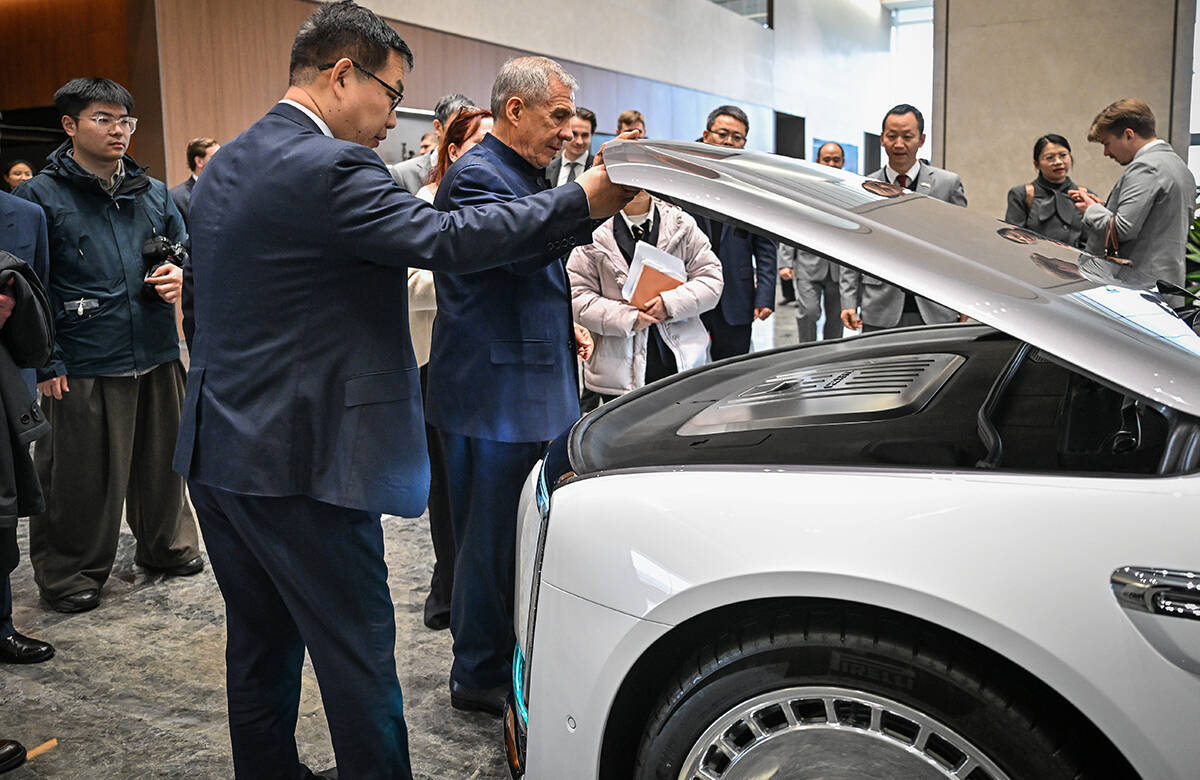 Премиум-авто, наушник-переводчик и игра в го с роботом: что показали Минниханову в Хэфэе