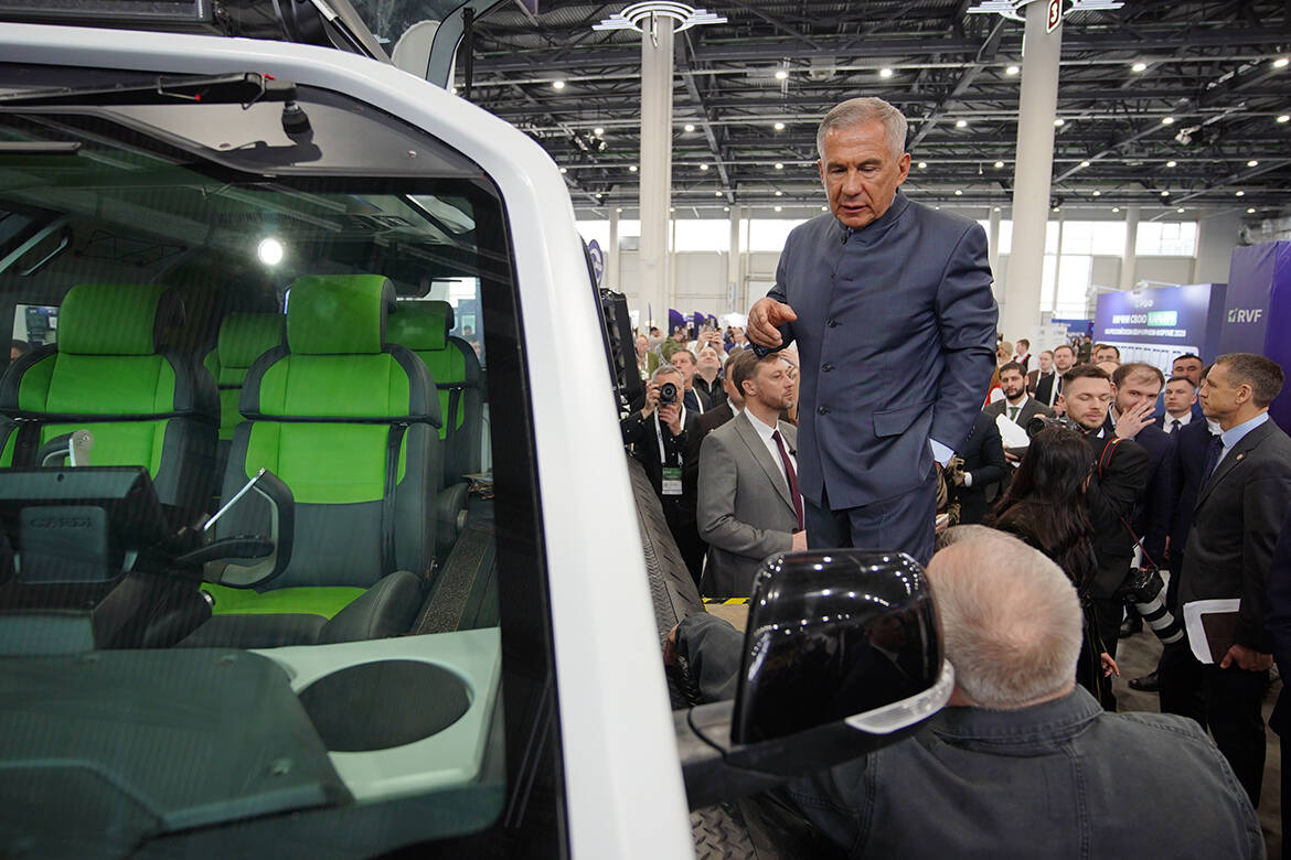 Дроны-курьеры, болотоход и «умный» анализ крови: что показали Минниханову на РВФ