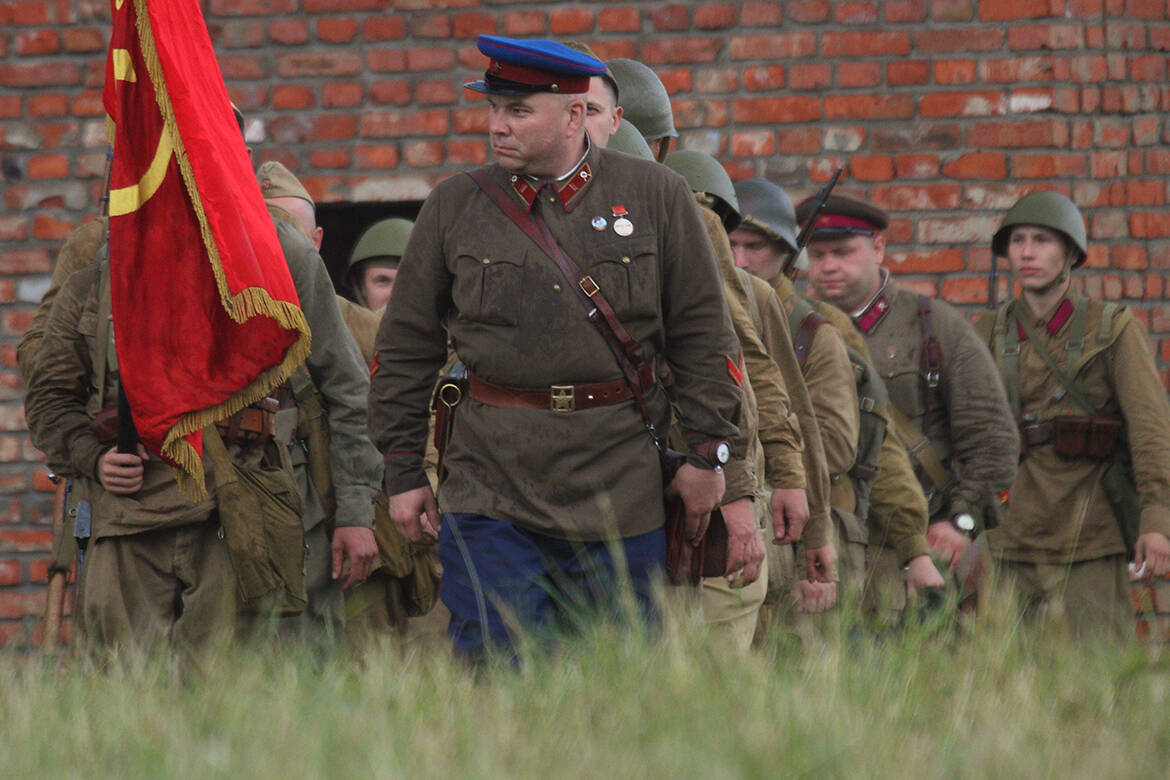 «Свинцовые слезы» Брестской крепости, показ мод военного времени и танковый бой: чем удивит фестиваль «Элбэдэн»