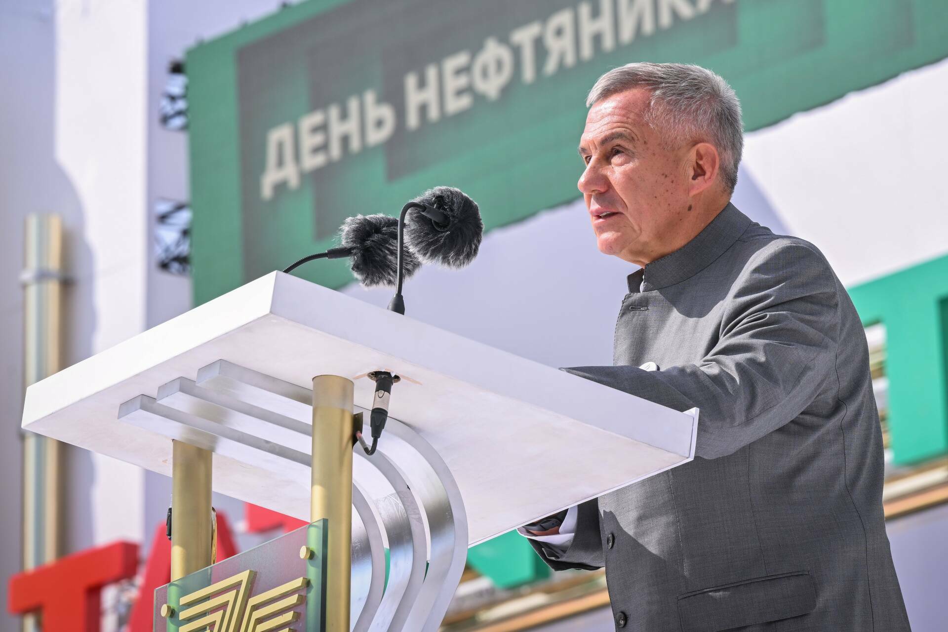 Раис РТ поздравил работников нефтегазовой отрасли с профессиональным праздником