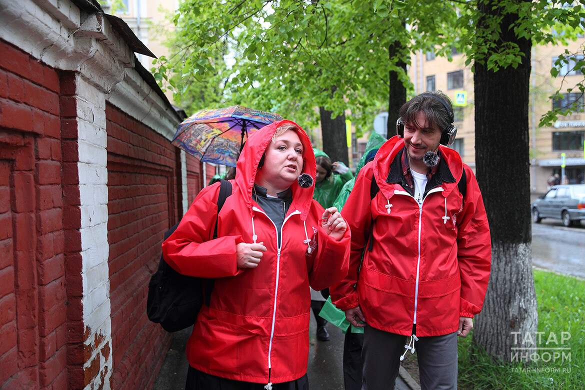 Казан Яшь тамашачы театры Казан үзәге буйлап җәяү йөрергә чакыра