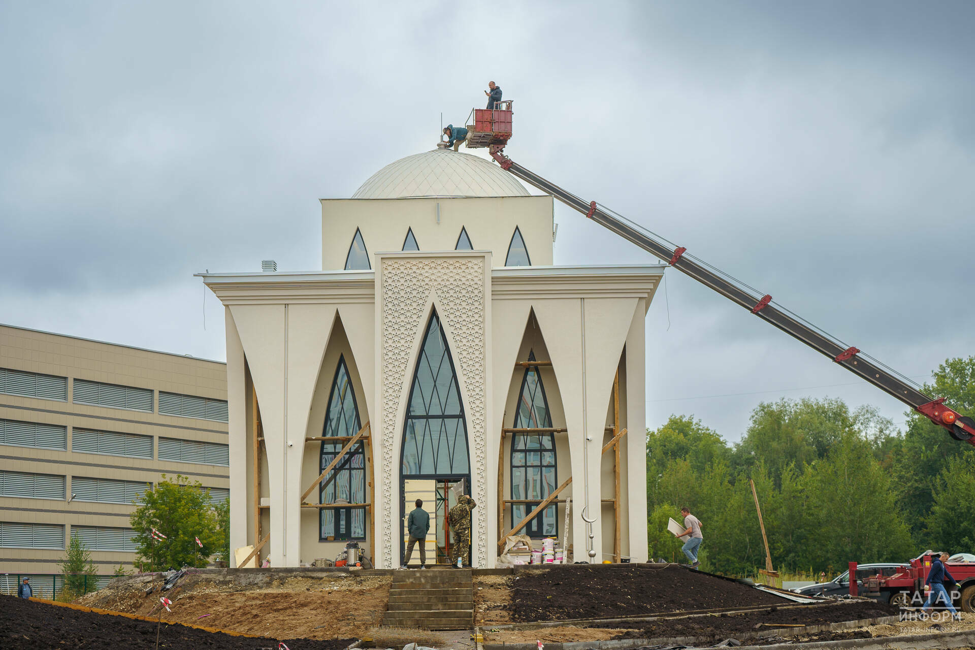 На мечеть в ДРКБ установили полумесяц