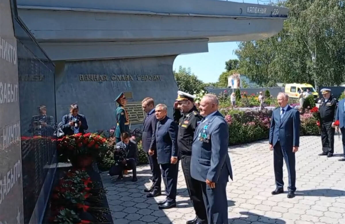 В Зеленодольске Раис РТ и помощник Президента России возложили цветы к мемориалу Великой Отечественной войны