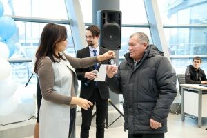 Пострадавшим на производстве Татарстана вручили ключи от 24 новых автомобилей