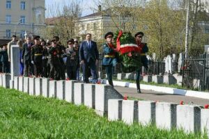 В День Победы Алексей Песошин возложил цветы на Арском кладбище Казани