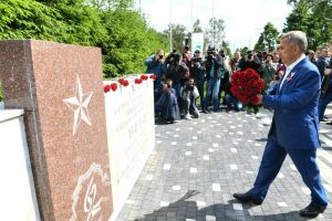Рустам Минниханов возложил цветы к памятнику журналистам и полиграфистам