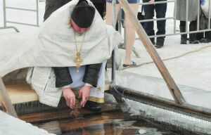 Жители Набережных Челнов на Крещение окунулись в прорубь на реке Мелекеске