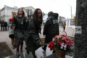 Казанские студенты возложили цветы к памятнику первому российскому министру юстиции Державину