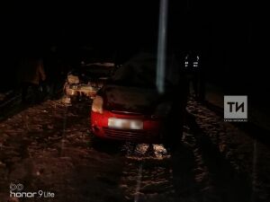 В РТ легковушку занесло на мокрой дороге и отбросило в «Рено», пострадали оба водителя