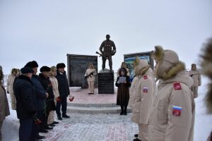 Фарид Мухаметшин в Новошешминском районе РТ возложил цветы к памятнику участникам локальных войн