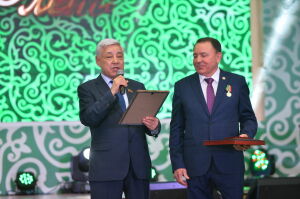Фарид Мухаметшин вручил главе профкома «Татнефти» медаль ордена «За заслуги перед РТ»
