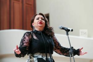 Под руководством Альбины Шагимуратовой 22-летняя вокалистка исполнила арию Норины в Казанской ратуше