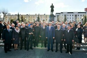 Минниханов, Шаймиев и Мухаметшин возложили цветы к памятнику Тукаю