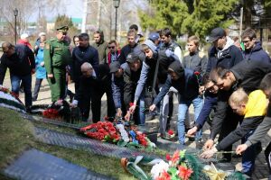 В День призывника в Алексеевском будущие защитники Отечества возложили цветы в Парке Победы