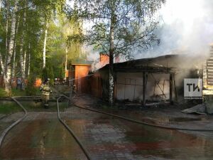 На территории гостевого комплекса «Дубай» в Казани сгорел еще один дом