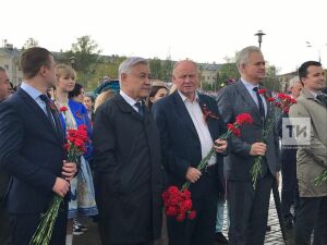 «Это дань уважения победителям»: Мухаметшин возложил цветы к памятнику Неизвестному солдату в Казани
