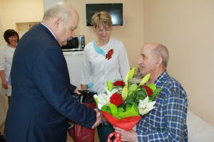 В Альметьевской ЦРБ в больничных палатах поздравили ветеранов