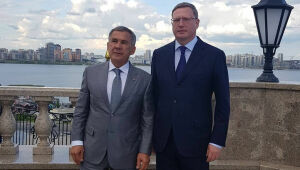 Минниханов и Бурков в Казани подписали соглашение о сотрудничестве Татарстана и Омской области
