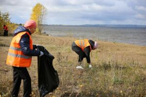 В поселках Алексеевское и Лебяжье провели экоакцию по очистке берега Камы