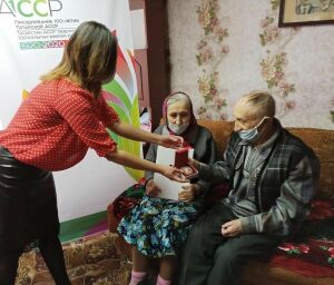 Бугульминским супругам-долгожителям вручили медаль к 100-летию ТАССР
