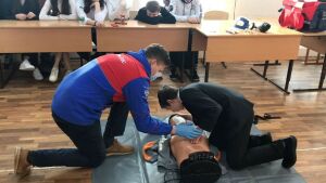 «Дети тоже могут спасать»: казанских школьников учат основам первой помощи