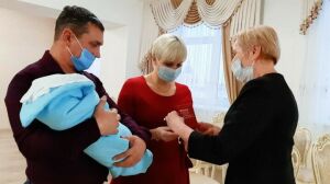 Родителям «юбилейного младенца» в Мензелинске вручили медаль к 100-летию ТАССР