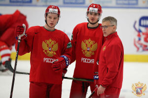 Молодежная сборная России по хоккею провела первую тренировку на льду в Эдмонтоне