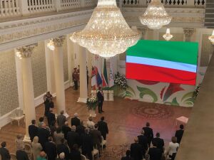 Ильсур Метшин прикрепил нашивку с гербом Казани на флаг 100-летия ТАССР