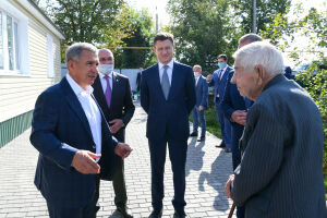 Минниханов и Новак встретились в Заинске с ветераном ВОВ