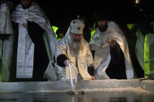 Митрополит Кирилл провел чин великого освящения воды на Раифском озере 