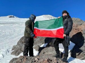 Муфтий Татарстана поднял флаг республики на Эльбрусе