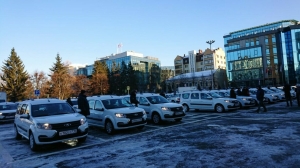 Рустам Минниханов вручил 39 машин казанским поликлиникам