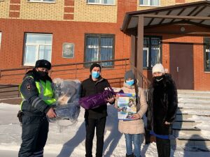 Сотрудники ГИБДД в Татарстане вручили родителям новорожденных детские автокресла