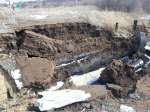 В Спасском районе РТ размыло трубы на реке Бездна, осыпалась грунтовая дорога
