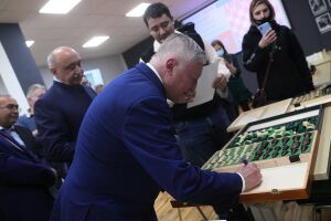 Ректор КФУ и чемпион мира по шахматам Анатолий Карпов открыли в «УНИКСе» шахматный клуб
