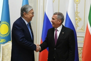 Минниханов вручил Токаеву орден «Дуслык» и поблагодарил за поддержку татар в Казахстане