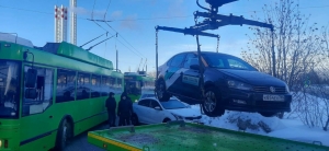 В Казани убрали припаркованный на дороге каршеринг и восстановили движение троллейбусов