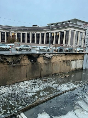В Казани из-за обрушения подпорной стенки Булака перекрыта одна полоса движения