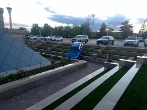 В Казани авто вылетело с парковки в ограждение КРК «Пирамида», автоледи в больнице