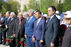 Руководители СИБУРа и Нижнекамска возложили цветы к бюсту Лемаева