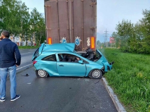 Водитель легковушки погиб, влетев в припаркованную фуру в Казани