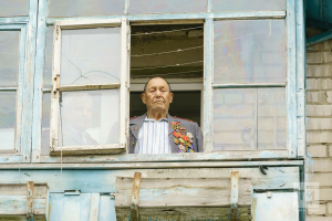 «Спасибо за мирное небо»: для ветеранов Казани устроили концерт под окнами их домов