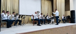 «Музыка отвлечет от стресса»: В Казани оркестр Росгвардии сыграл для жителей Донбасса