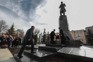 В Казани возложили цветы к памятнику классику татарской литературы Габдулле Тукаю