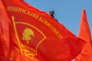 Геннадий Зюганов возложил цветы к памятнику Ленину в центре Казани