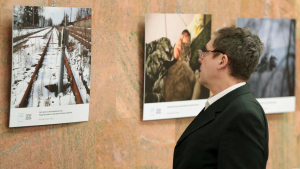 В Госсовете РТ открылась фотовыставка «"Да все нормально у нас..." Как живут в прифронтовых городах ЛНР»
