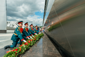Почетные гости и ветераны ввозложили цветы к стелле «Казань – город трудовой доблести»